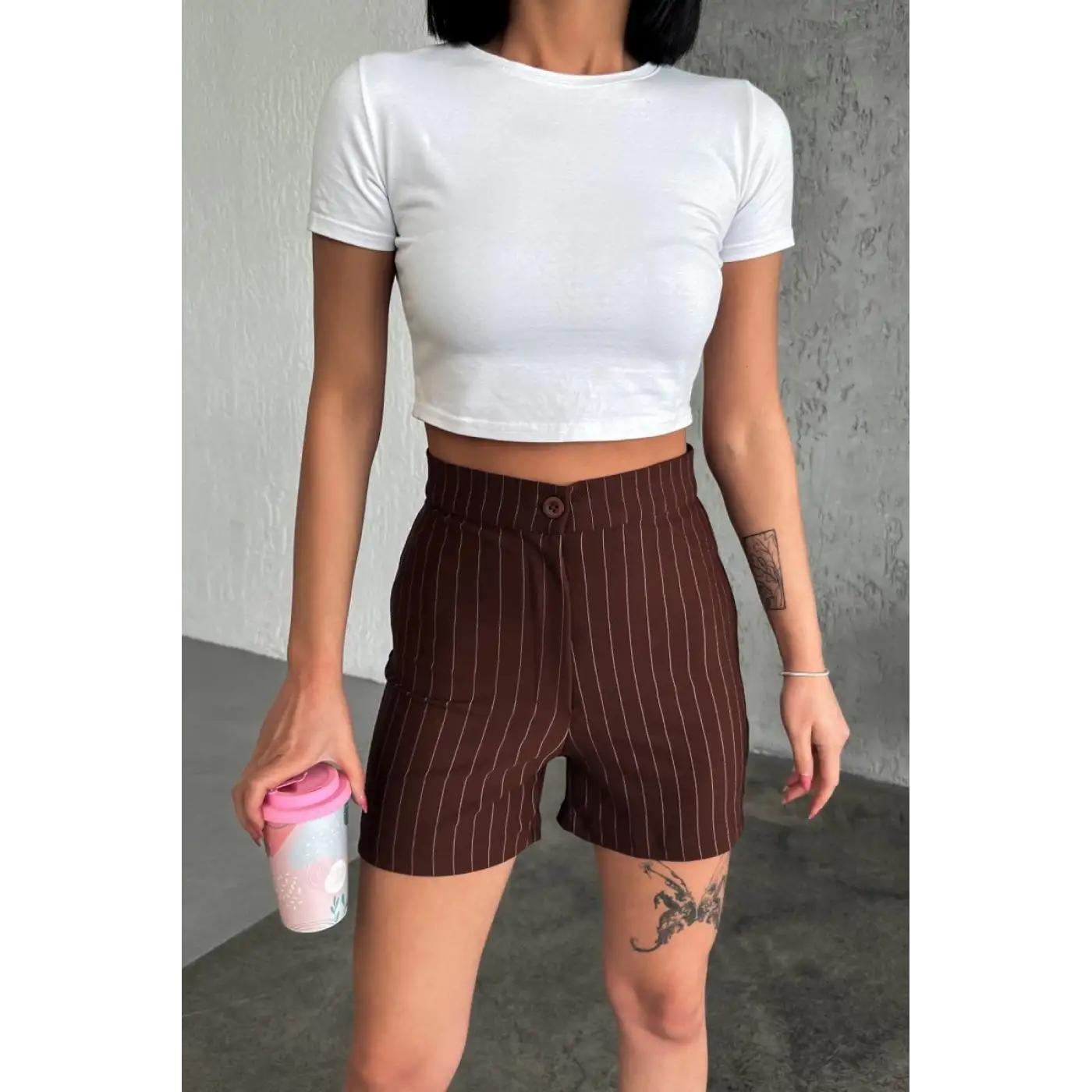 Zarif ve Şıklığı Bir Arada Sunan Yüksek Bel Krep Esnek Çimalı Çizgili Şort Kahverengi