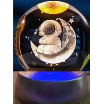 Ay Üstünde Astronot Tasarımlı Plastik Altlıklı Işıklı Cam Küre