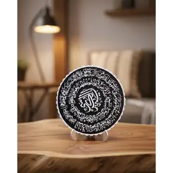 Ayetel Kürsi Siyah Zemin Üzeri Beyaz Yazılı Şık Masaüstü Pano