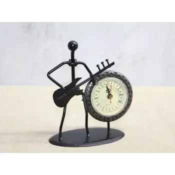 Metal Saatli Gitar Çalan Müzisyen