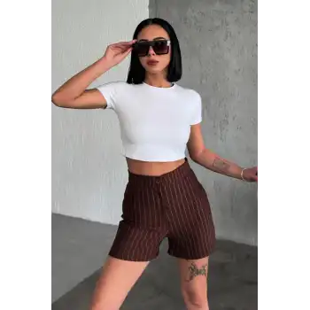 Zarif ve Şıklığı Bir Arada Sunan Yüksek Bel Krep Esnek Çimalı Çizgili Şort Kahverengi