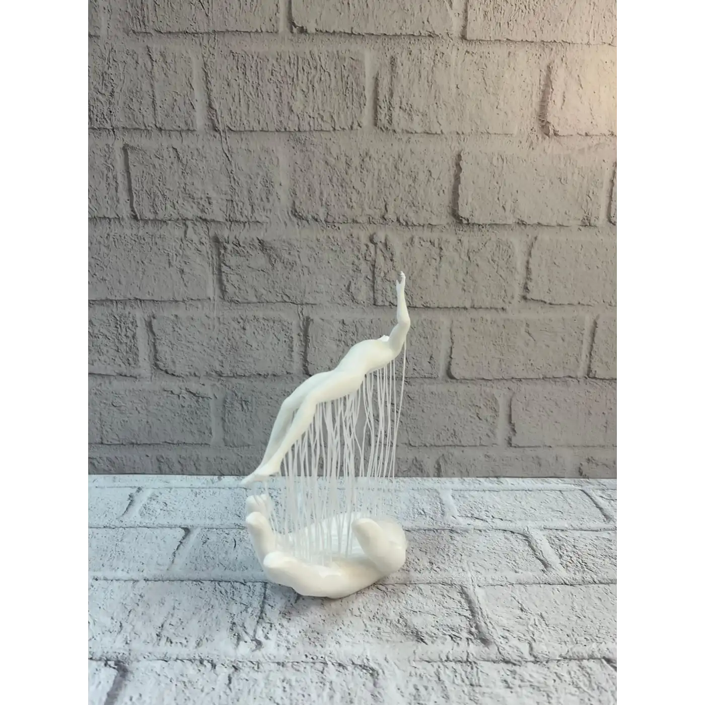 3D El Üzerinde İnsan Figürü Beyaz Minimal Masa Üstü Dekor