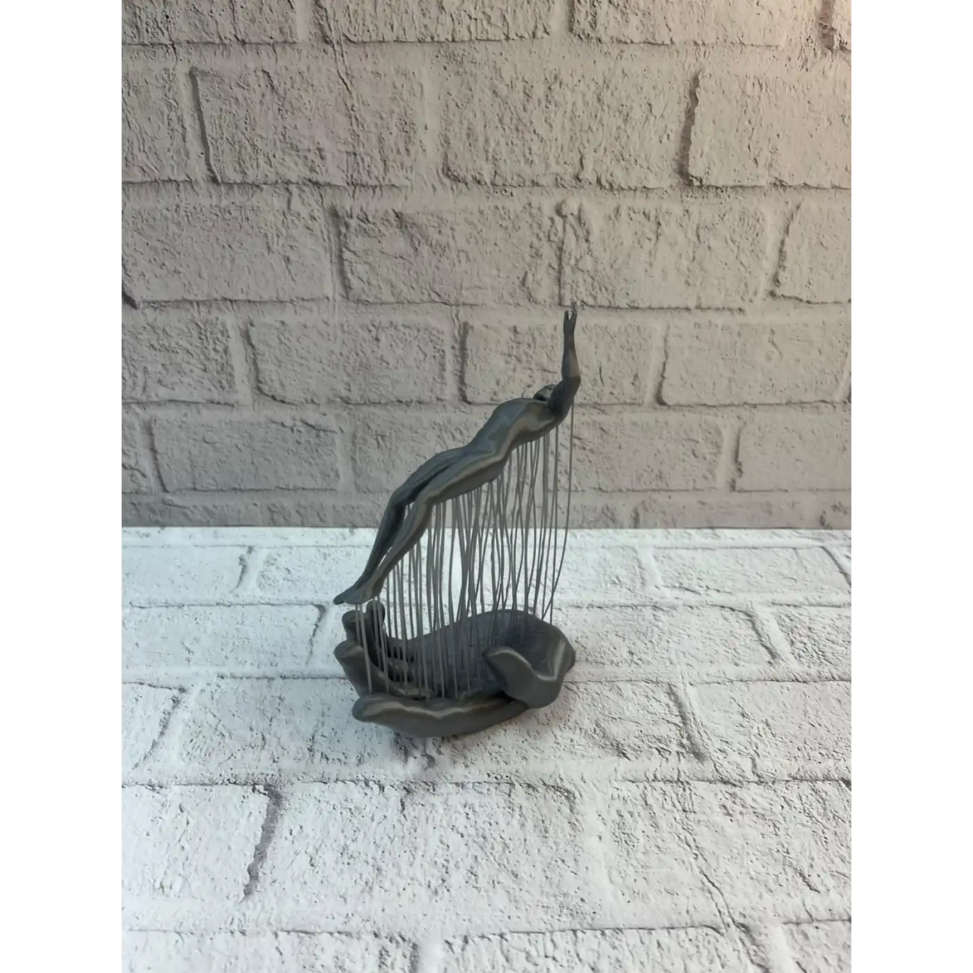 3D El Üzerinde İnsan Figürü Gri Minimal Masa Üstü Dekor