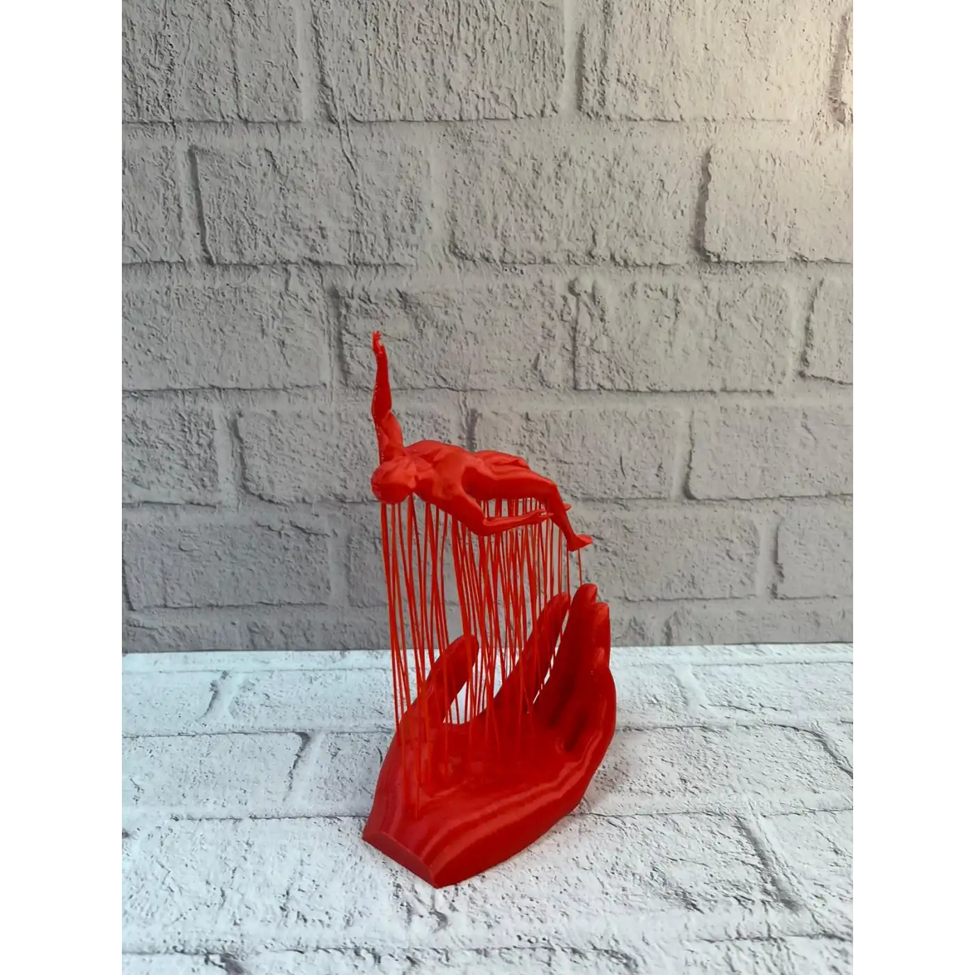 3D El Üzerinde İnsan Figürü Kırmızı Sanatsal Masa Üstü Dekor 12x18 cm
