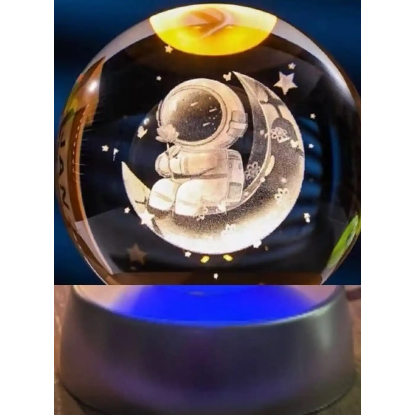 Ay Üstünde Astronot Tasarımlı Plastik Altlıklı Işıklı Cam Küre
