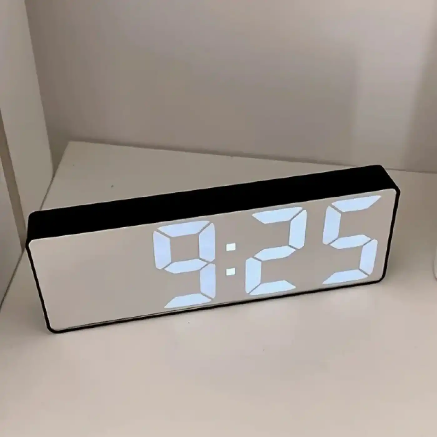 Dijital Sese Duyarlı Alarmlı Masa Saati