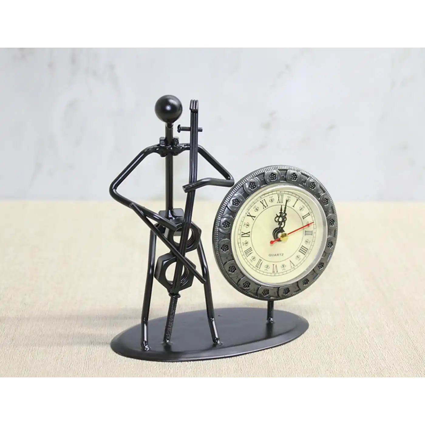 Metal Saatli Keman Çalan Müzisyen