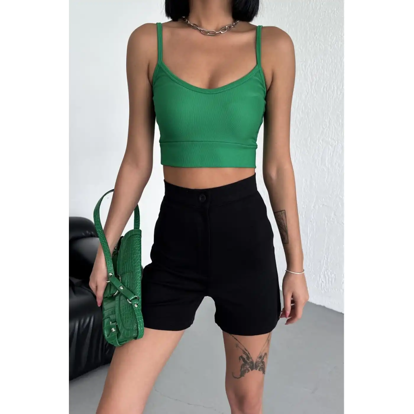 Tarz ve Rahatlığı Bir Arada Sunan Yüksek Bel Esnek Likralı Krep Şort Siyah