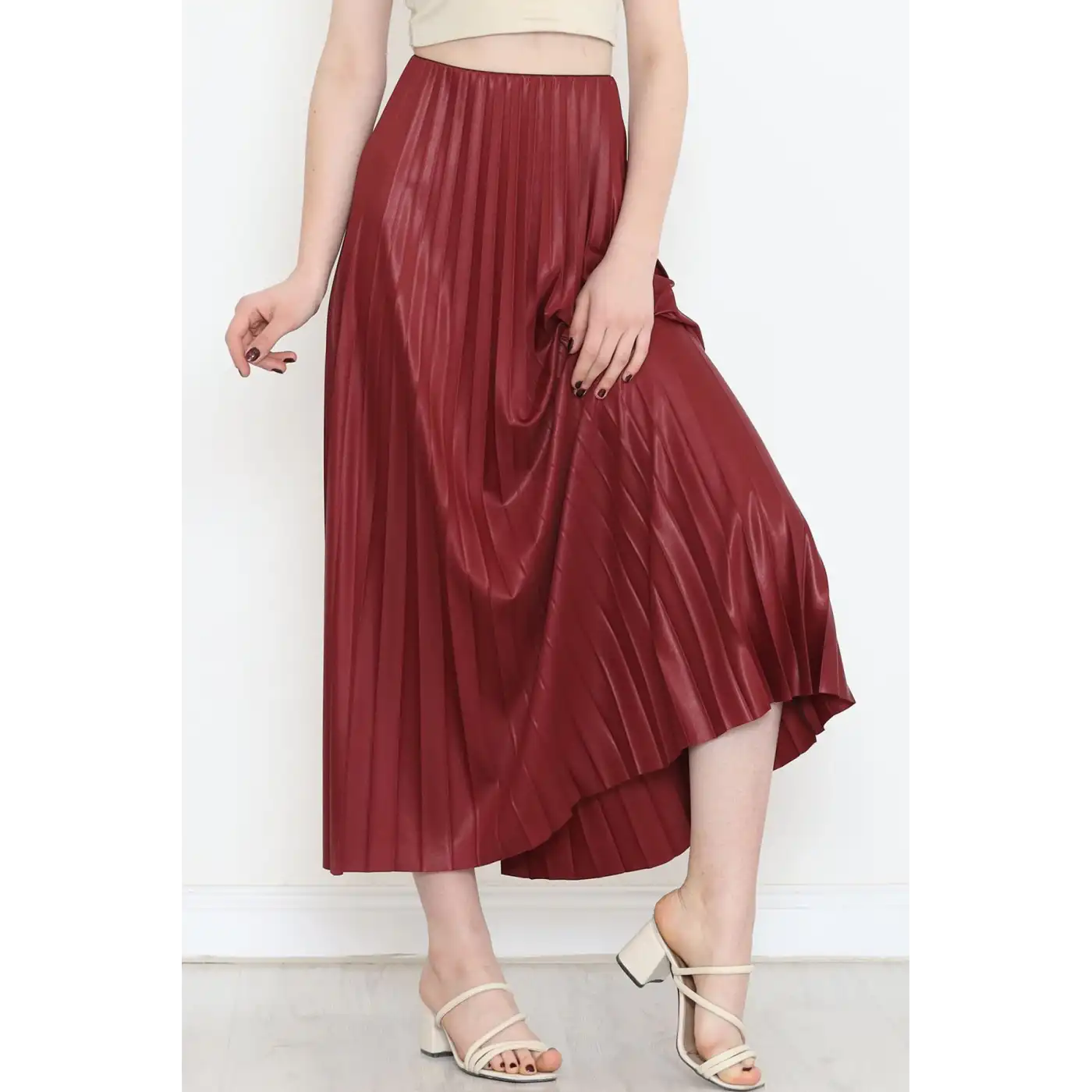 Zarif ve Modern Pileli Parlak Krep Gizli Lastikli Bordo Etek