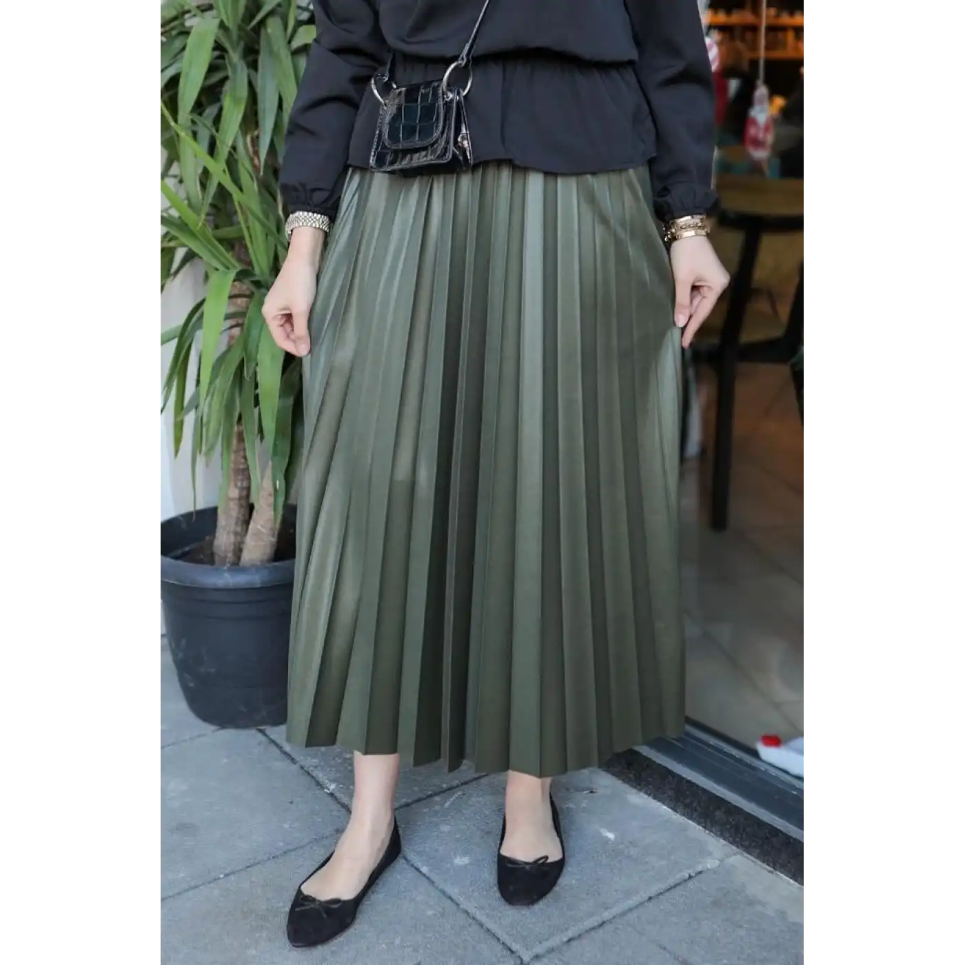 Zarif ve Modern Pileli Parlak Krep Gizli Lastikli Haki Etek