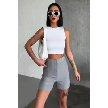 Zarif ve Şıklığı Bir Arada Sunan Yüksek Bel Krep Esnek Çimalı Çizgili Şort Gri