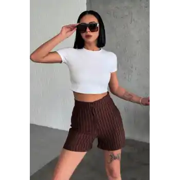 Zarif ve Şıklığı Bir Arada Sunan Yüksek Bel Krep Esnek Çimalı Çizgili Şort Kahverengi