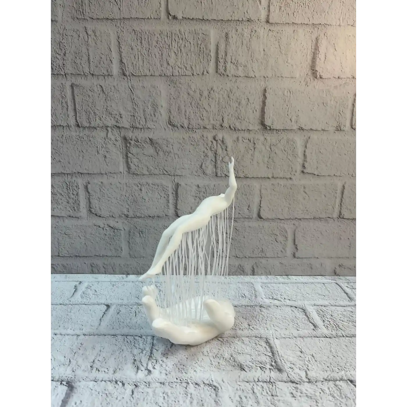 3D El Üzerinde İnsan Figürü Beyaz Minimal Masa Üstü Dekor