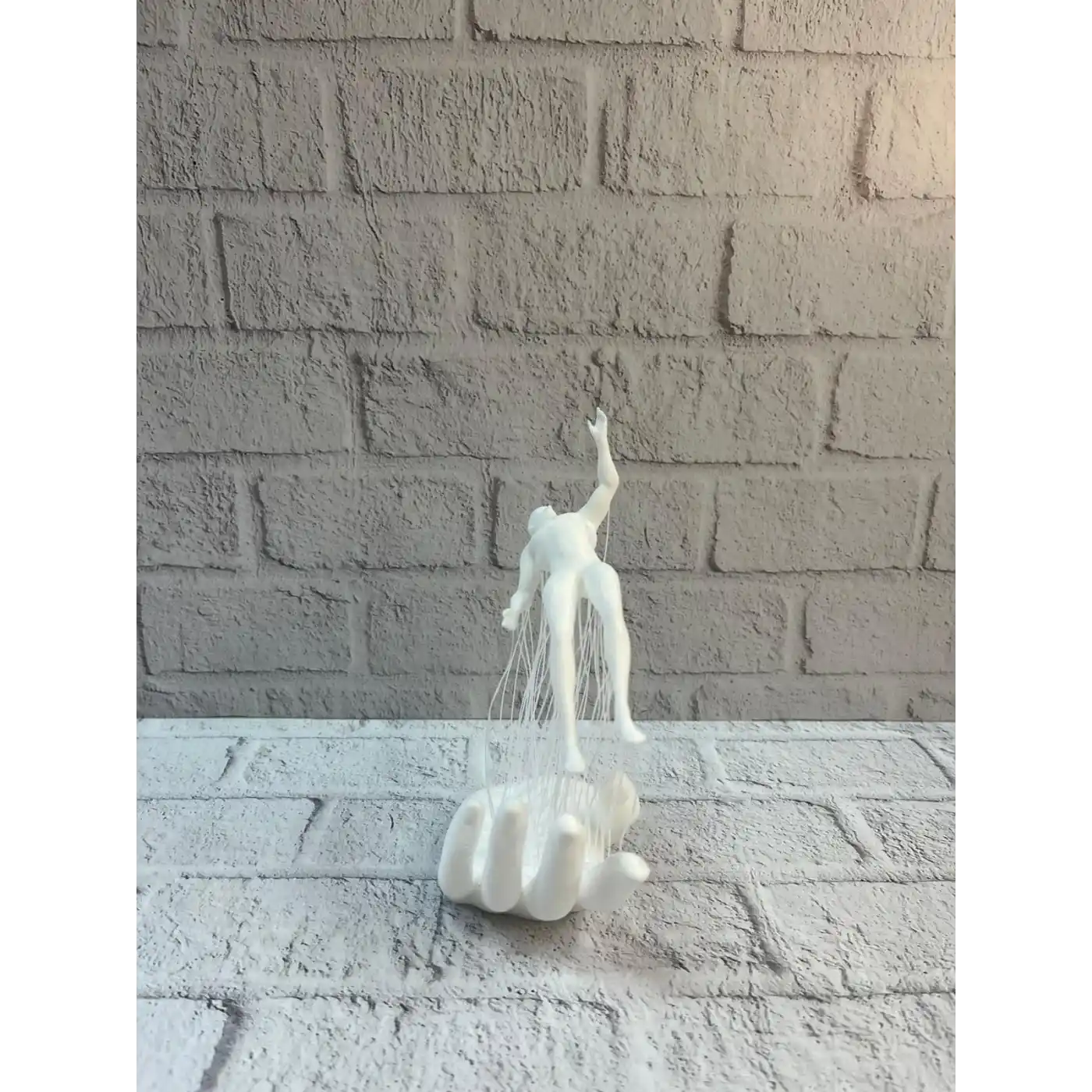 3D El Üzerinde İnsan Figürü Beyaz Minimal Masa Üstü Dekor