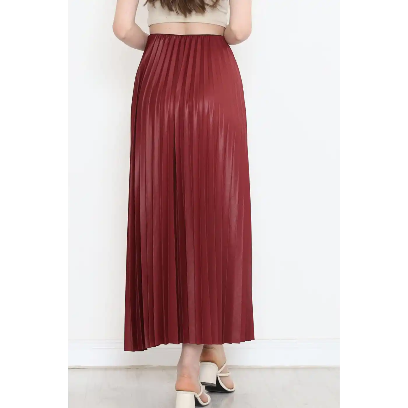 Zarif ve Modern Pileli Parlak Krep Gizli Lastikli Bordo Etek