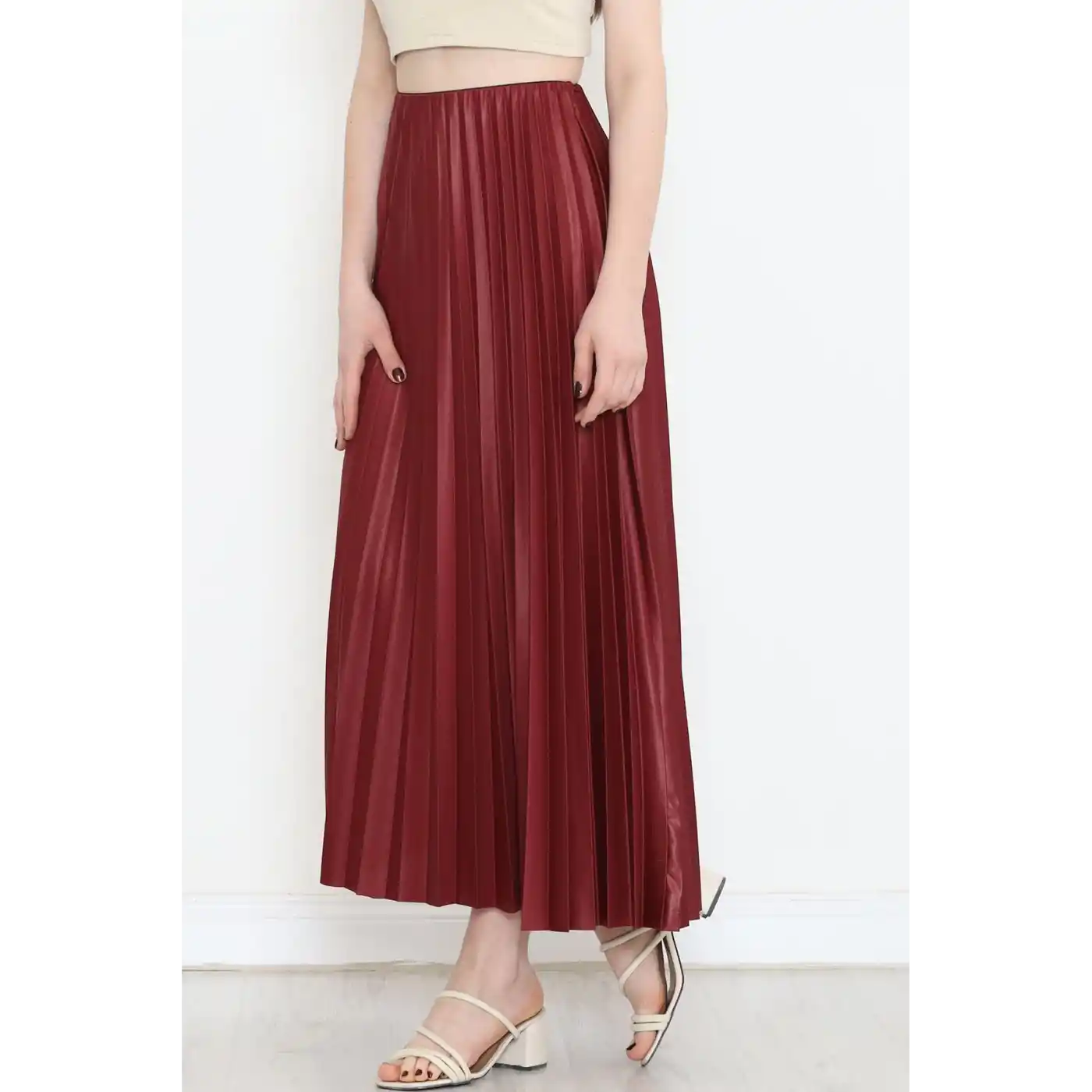 Zarif ve Modern Pileli Parlak Krep Gizli Lastikli Bordo Etek