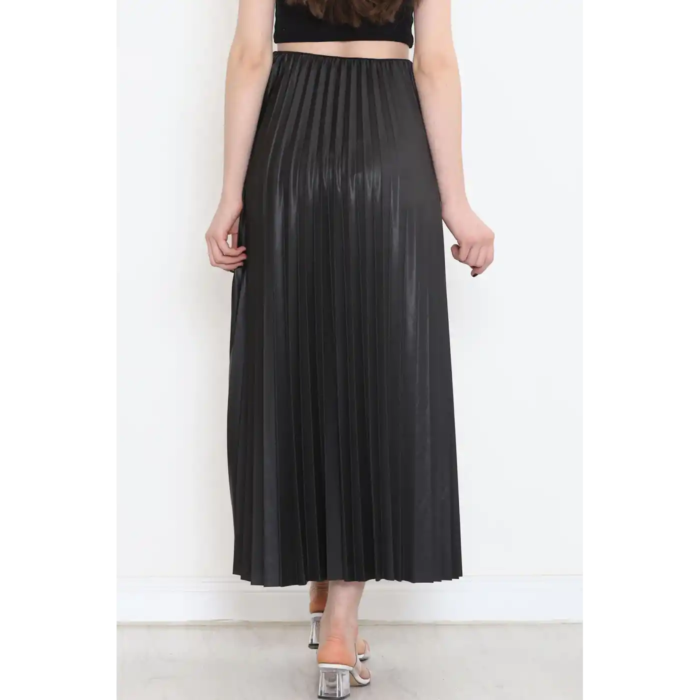 Zarif ve Modern Pileli Parlak Krep Gizli Lastikli Siyah Etek