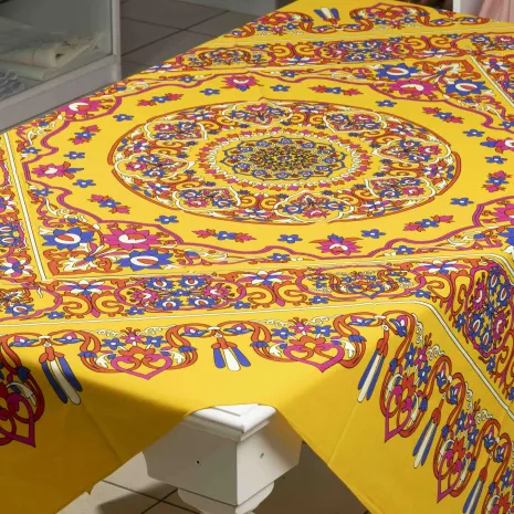 Sarı Tokat Baskısı Masa Örtüsü
