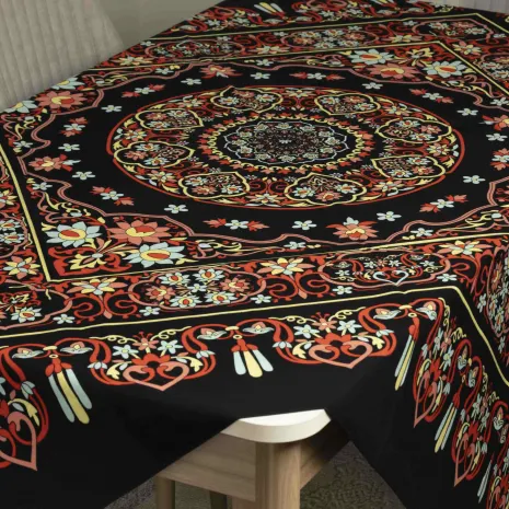 Siyah Tokat Baskısı Masa Örtüsü
