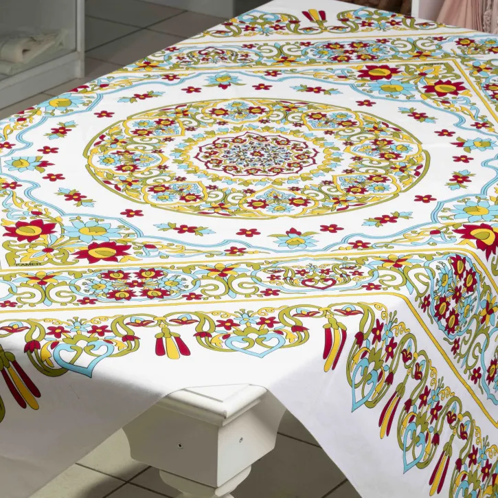 Beyaz Tokat Baskısı Masa Örtüsü
