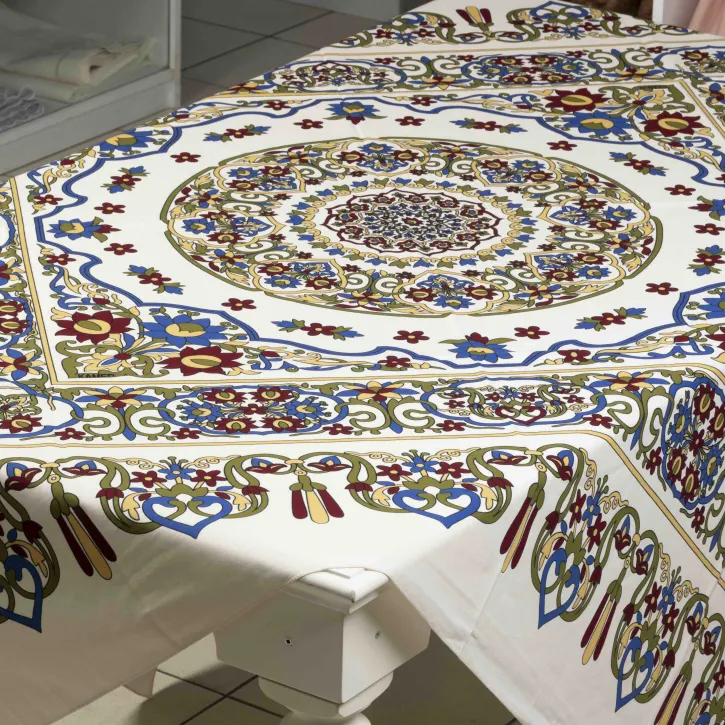 Krem Tokat Baskısı Masa Örtüsü