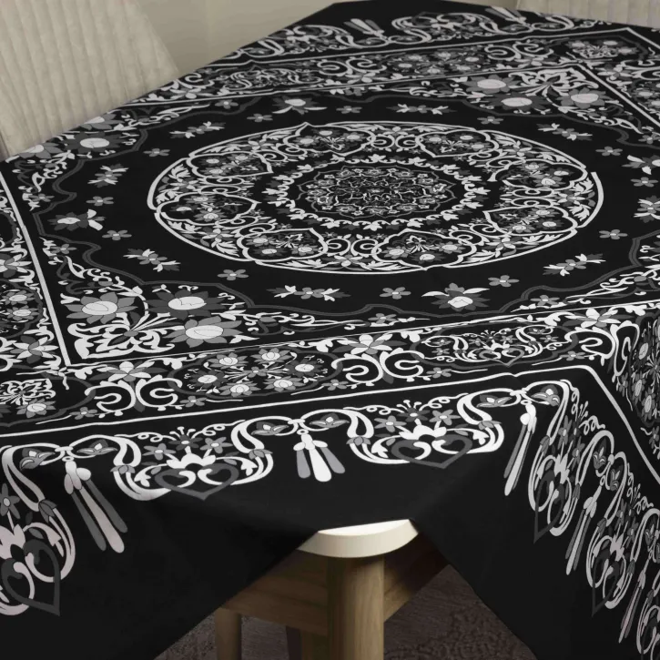 Siyah-Beyaz Tokat Baskısı Masa Örtüsü