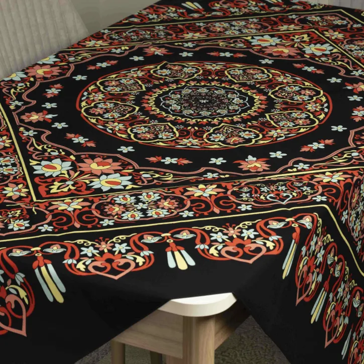 Siyah Tokat Baskısı Masa Örtüsü