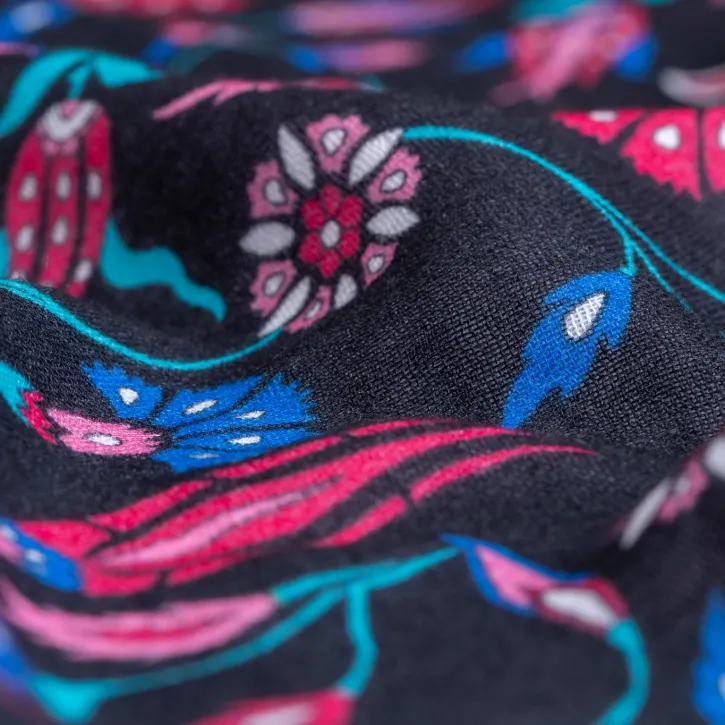 Siyah Zeminli Çini Desen Müslin Kumaş