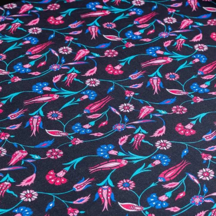 Siyah Zeminli Çini Desen Müslin Kumaş