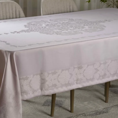 Pembe Pano Desen İşlemeli Masa Örtüsü