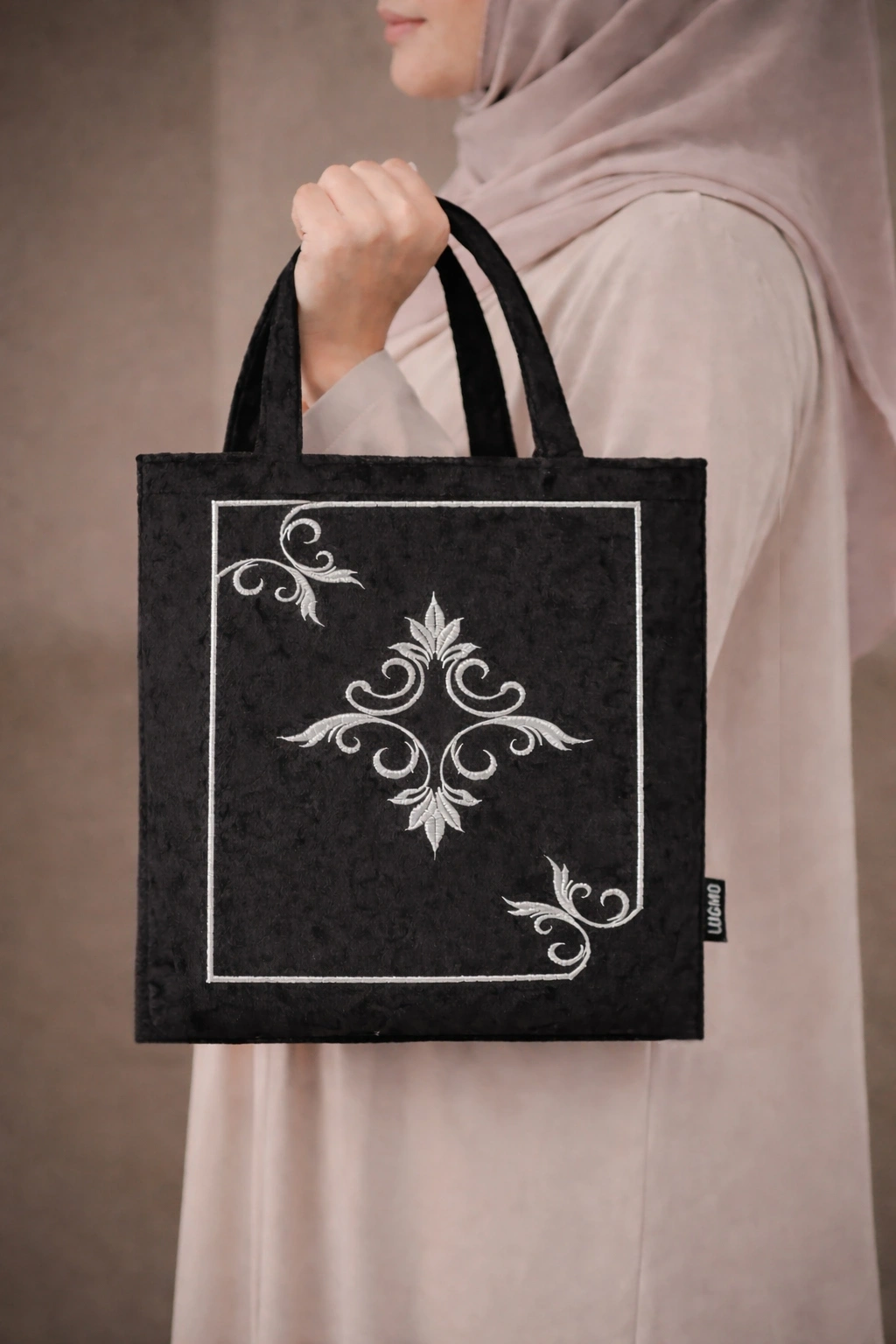 Nakışlı Kadife Seccade Kuran Terlik Çantası Çeyizlik İbadet Çantası Gümüş Siyah