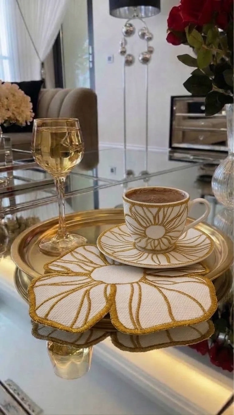 Nakışlı Kahve Yanı Sunumluk Kokteyl Peçetesi Bardak Altlığı Simli Gold Çiçek Desen Beyaz