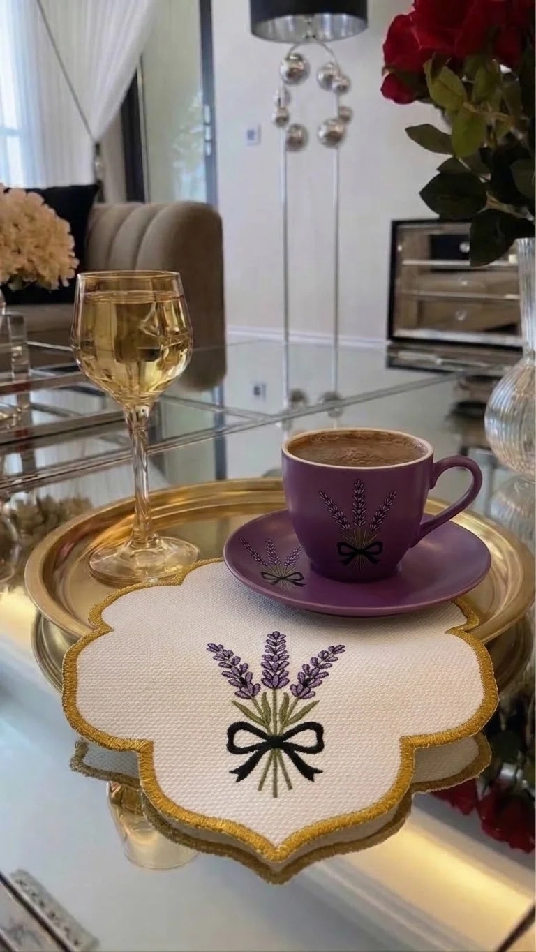 Lavanta Nakışlı Kahve Sunumluğu Gold Kenarlı Sunum Peçetesi Kahve Yanı Fincan Altlığı Beyaz 14 cm