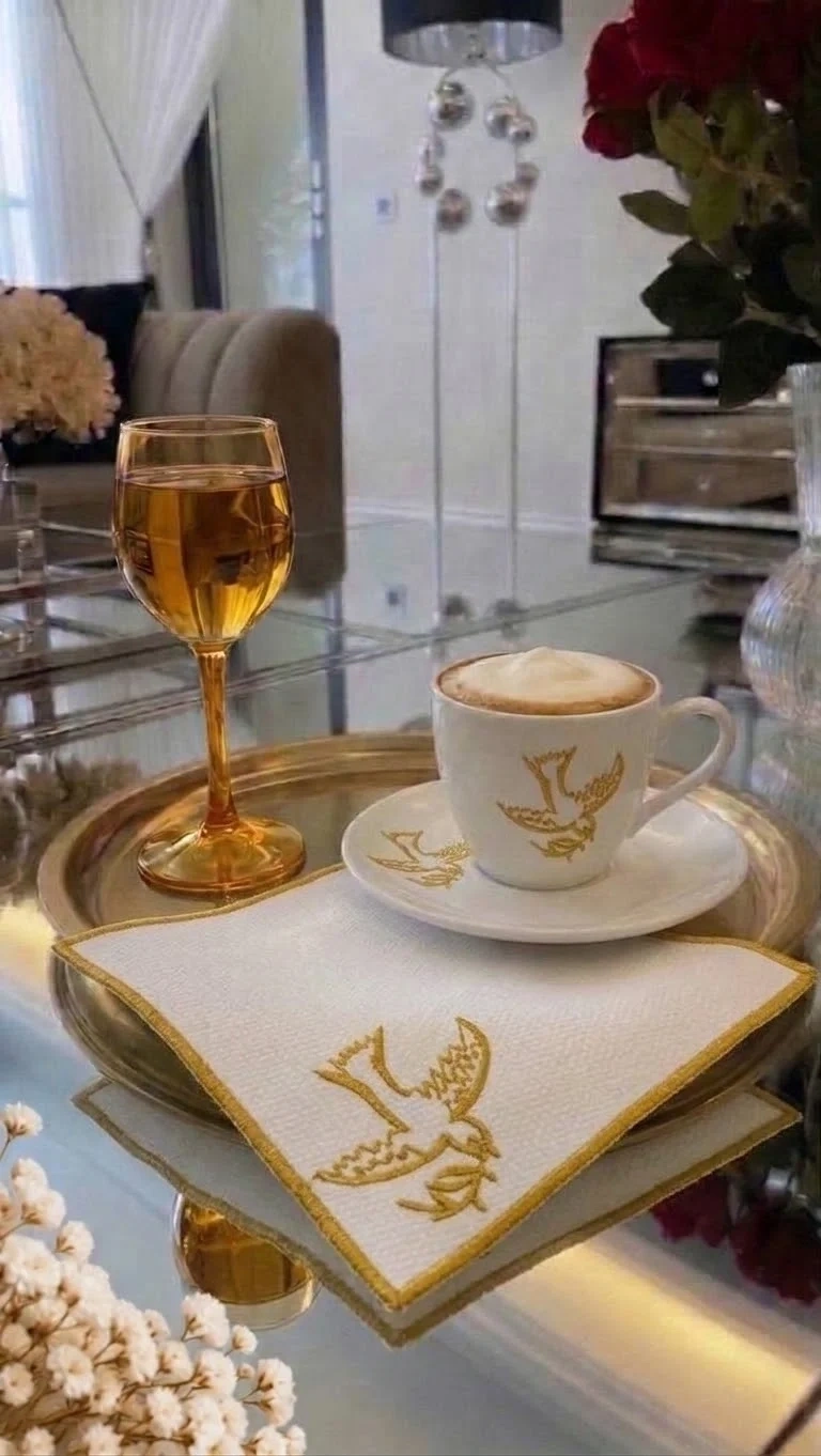 Nakışlı Kahve Yanı Sunumluk Kokteyl Peçetesi Bardak Altlığı Gold Güvercin Desenli Beyaz 14x14 cm