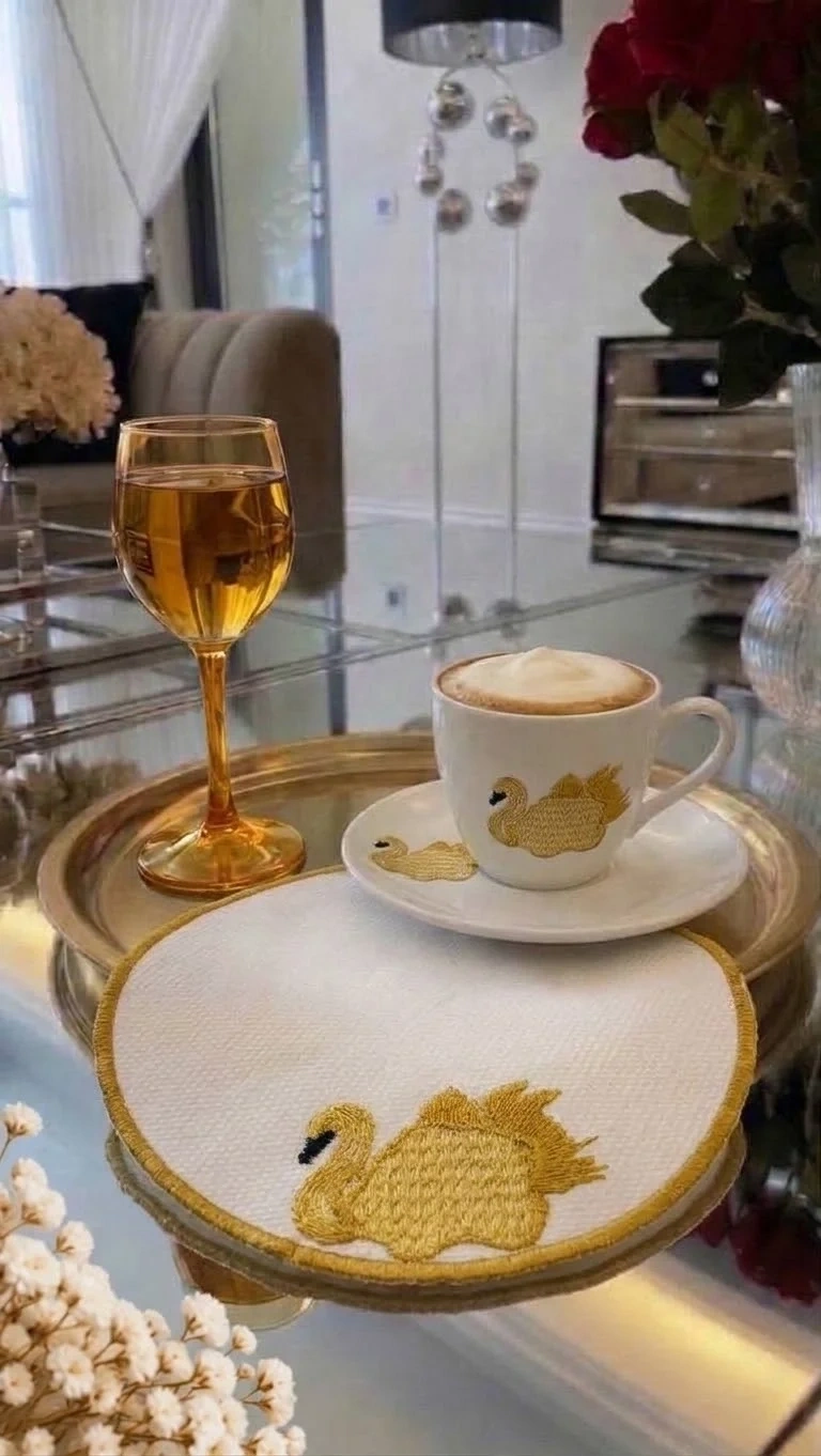 Kuğu Nakışlı Yuvarlak Sunumluk Peçete Kahve Yanı Kokteyl Peçetesi Bardak Altlığı Beyaz Gold