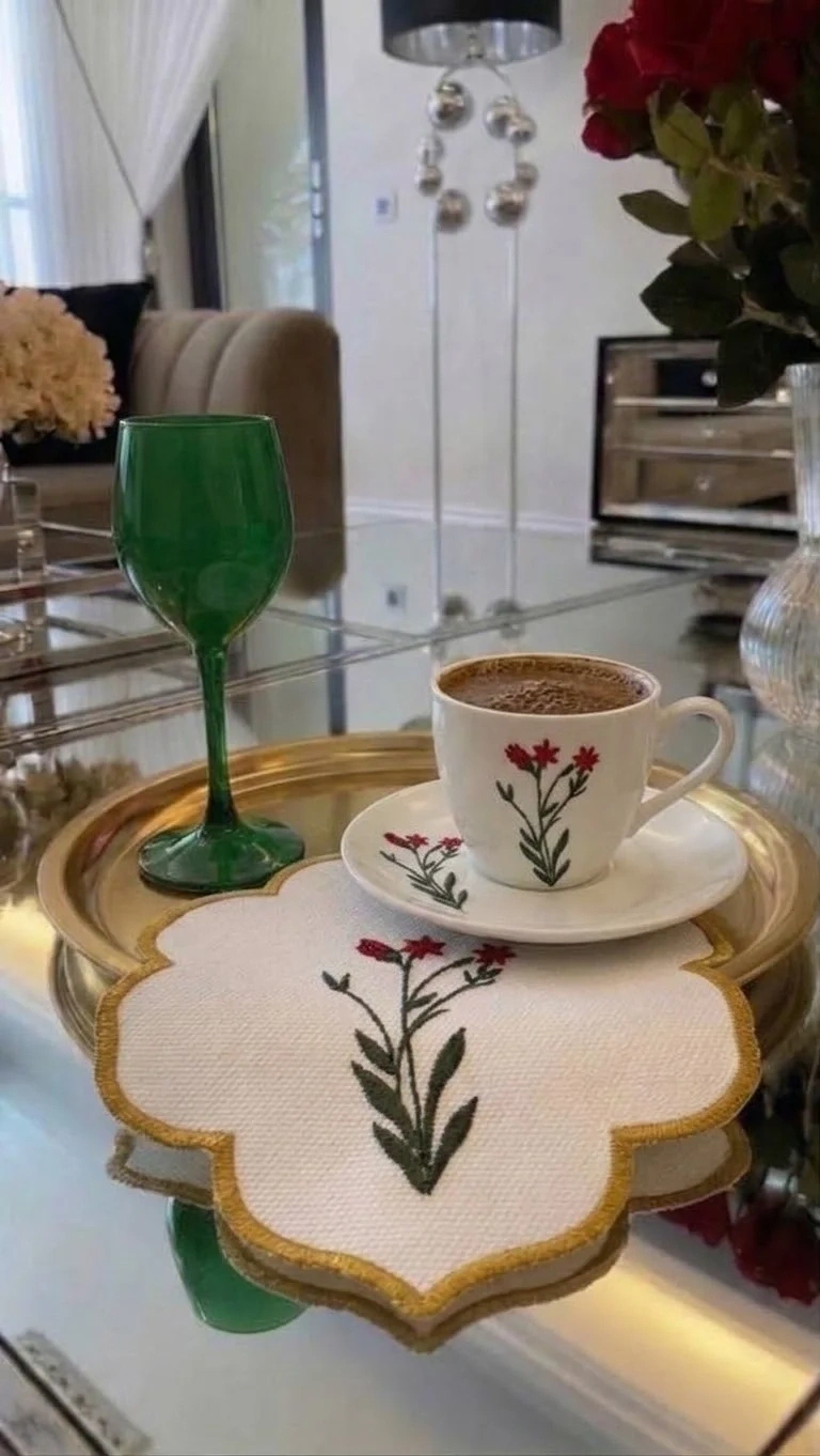 Nakışlı Kahve Yanı Sunumluk Kokteyl Peçetesi Bardak Altlığı Karanfil Desenli Gold Simli Beyaz