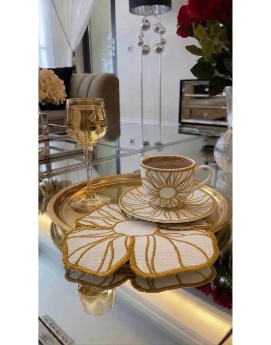 Nakışlı Kahve Yanı Sunumluk Kokteyl Peçetesi Bardak Altlığı Simli Gold Çiçek Desen Beyaz