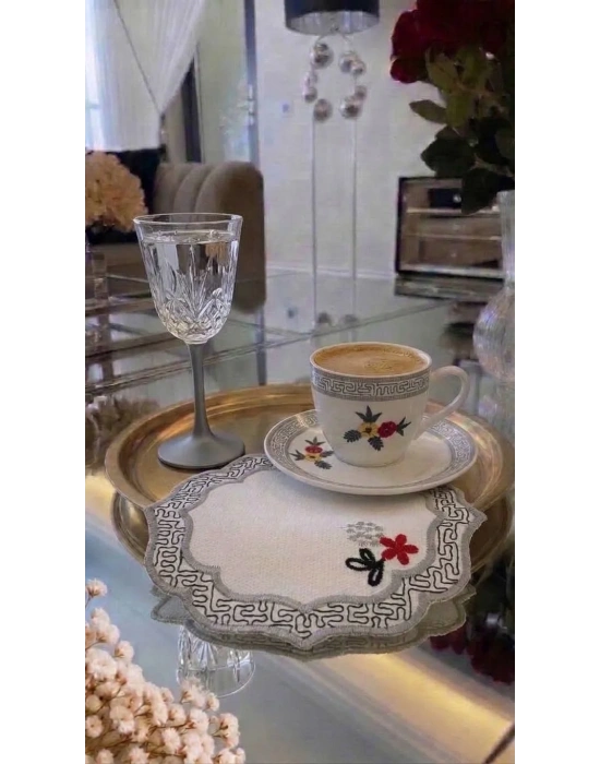 Nakışlı Kahve Yanı Sunumluk Peçete Grek Desenli Fincan Altlığı Bardak Altlığı Beyaz 14 cm