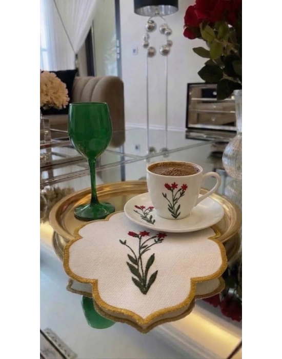 Nakışlı Kahve Yanı Sunumluk Kokteyl Peçetesi Bardak Altlığı Karanfil Desenli Gold Simli Beyaz