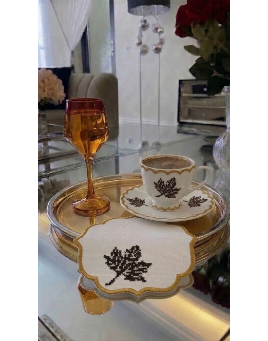 Kanaviçe Nakışlı Kahve Yanı Sunumluk Bardak Altlığı Yaprak Desenli Altın Kenarlı Beyaz 14 cm
