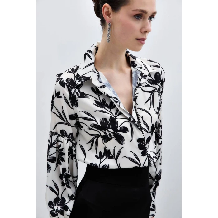 ÇİÇEK DESENLİ AKSESUAR DETAYLI GÖMLEK