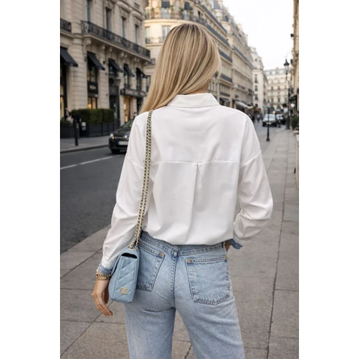 BEYAZ CEP VE KOL DETYLI GÖMLEK