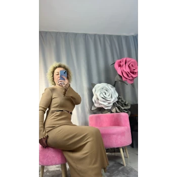 BEJ BEL TOKA DETAY KOL VE ETEK UCU FIRFIRLI UZUN KOL ELBİSE