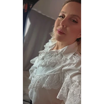 BEYAZ TAŞ VE FİSTO DETAY GÖMLEK