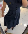 ÖNDEN DÜĞMELİ LIKRALI ELBİSE