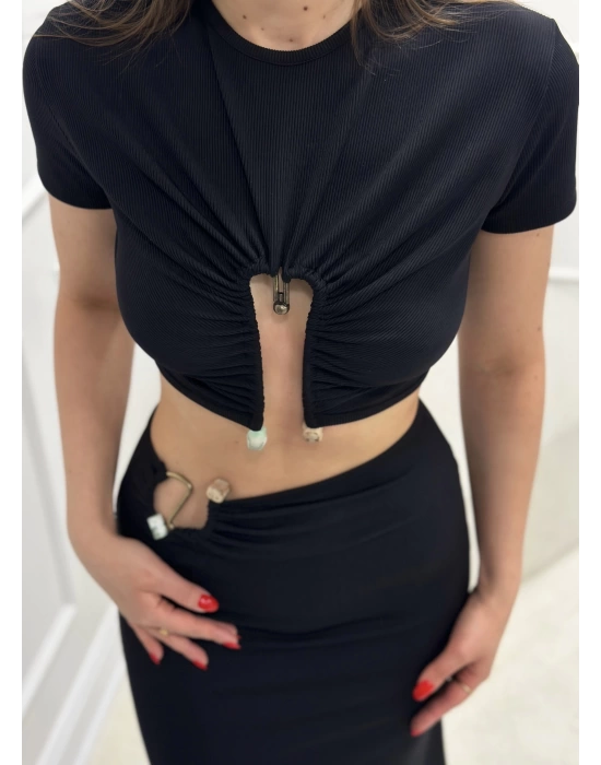 DEMİR AKSESUARLI  CROP ETEKLİ TAKIM  SİYAH