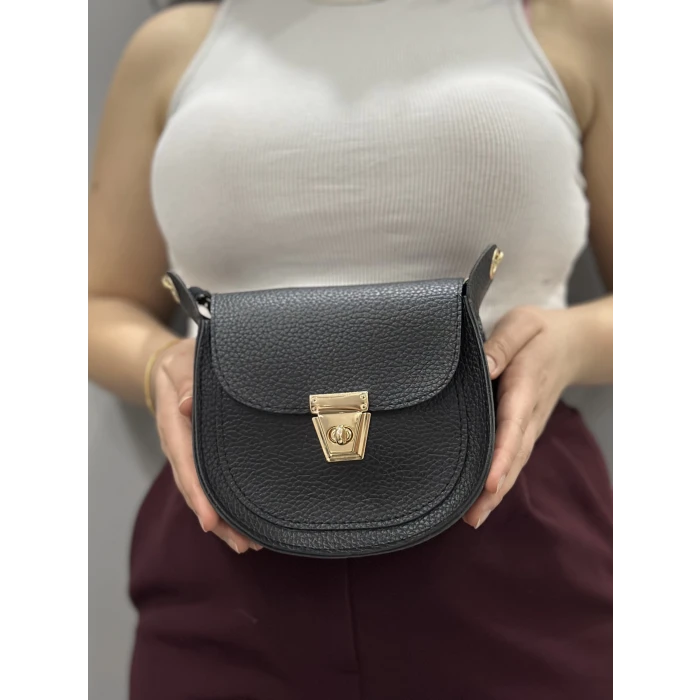 Klasik kapaklı siyah cilt çanta