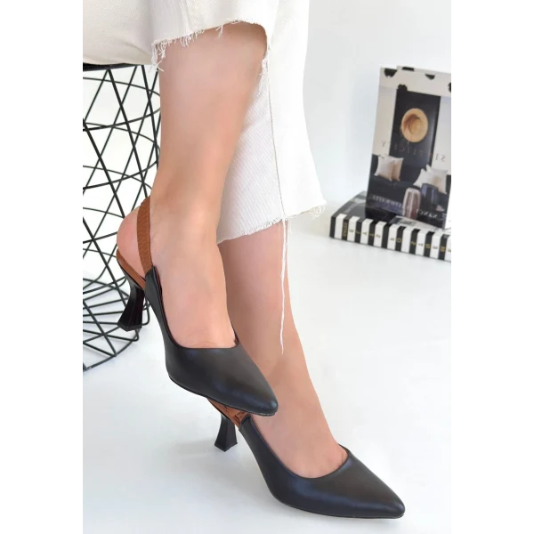 Toran Beyaz Rugan Siyah Süet Detaylı Topuklu Ayakkabı