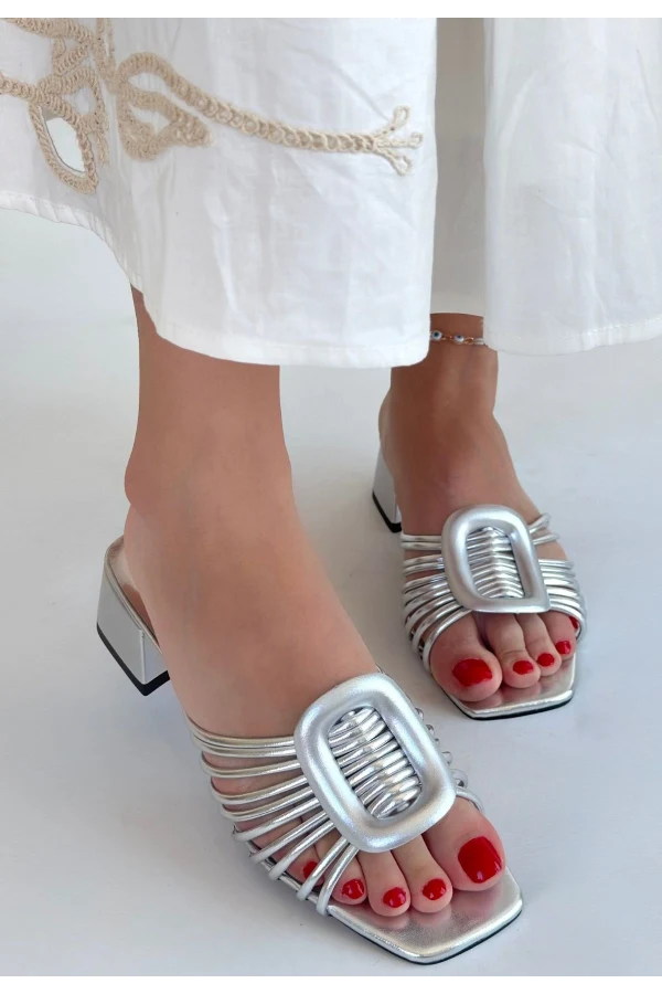 Anca Gümüş Rugan Topuklu Terlik