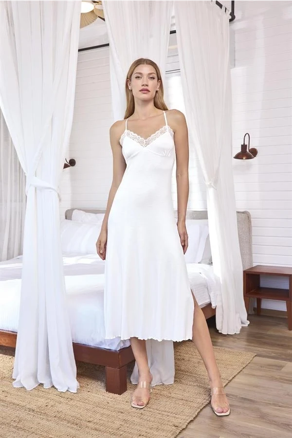 Arias Closet Dantelli ve Dekolteli Yırtmaçlı Gecelik